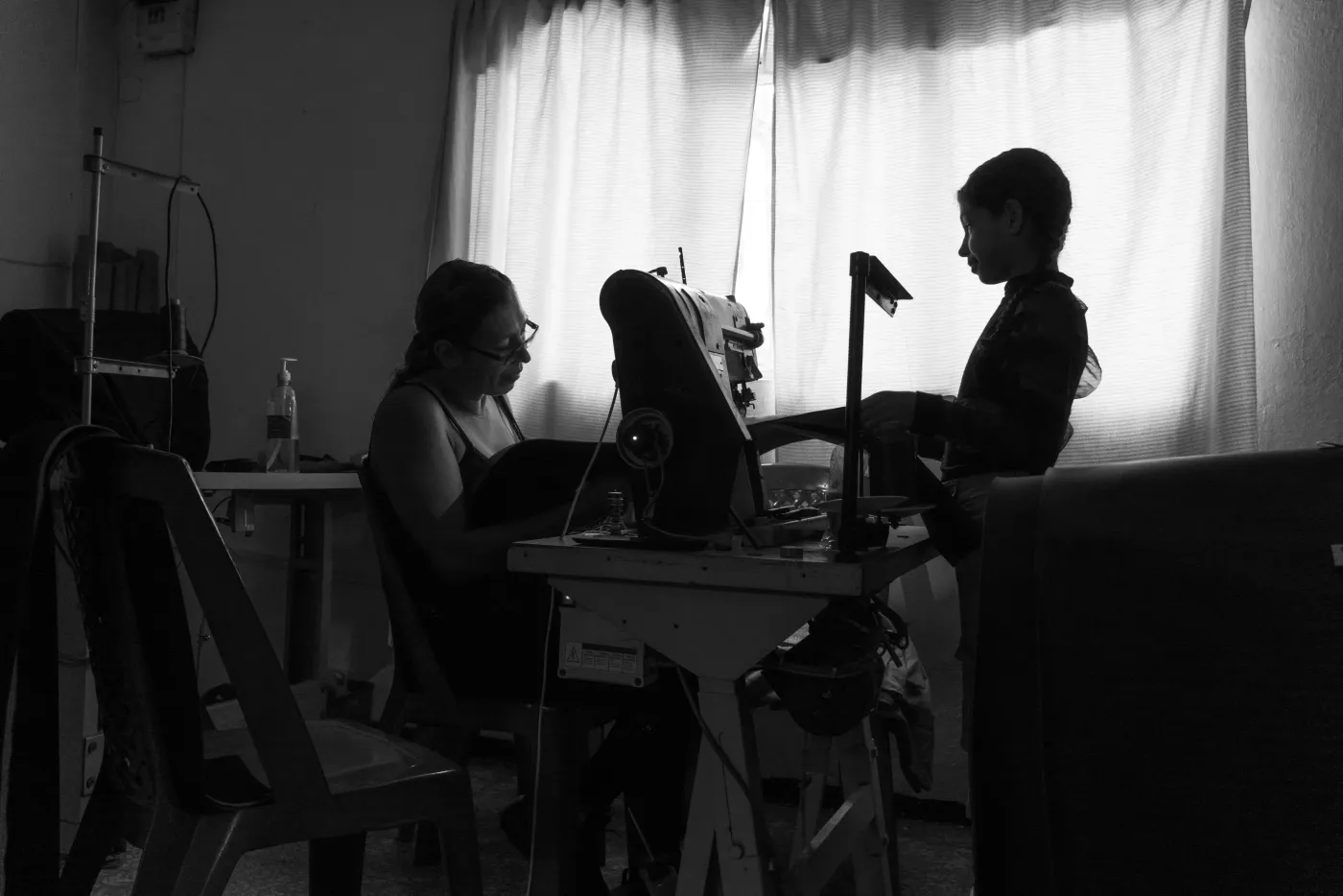 Taller de Lola Montez con máquinas de coser, fotografía en blanco y negro