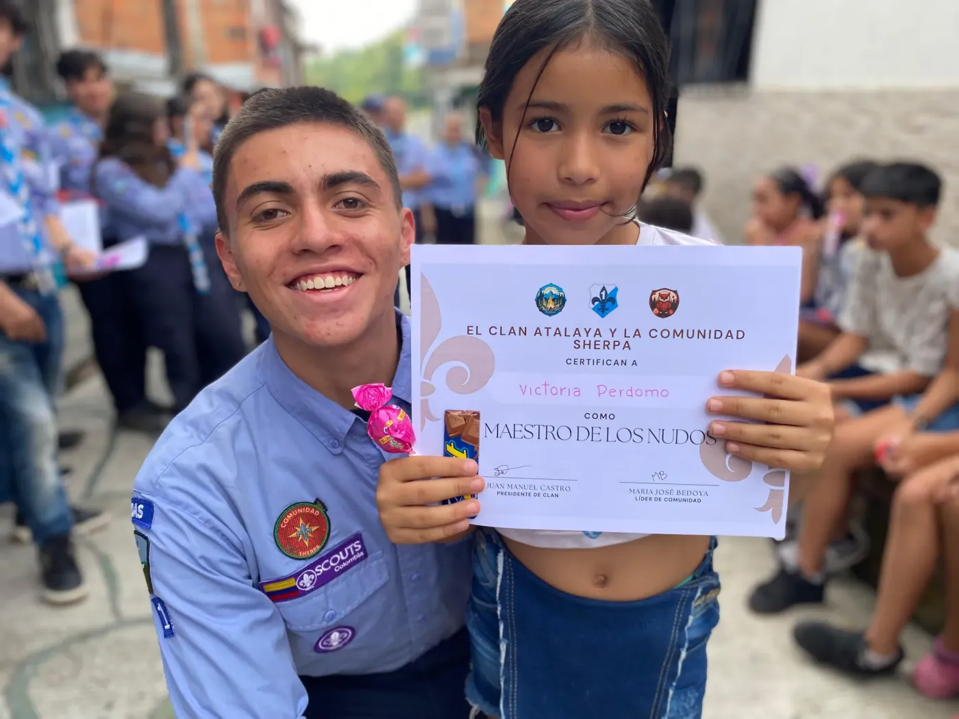 Niñas y niños del programa Del Lápiz al Píxel con sus certificados